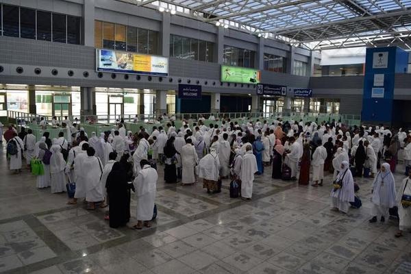مطار الملك عبدالعزيز الدولي يستقبل طلائع المعتمرين