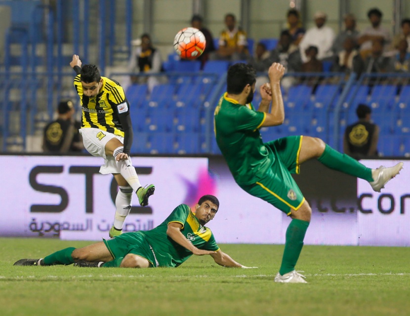 الهلال يطير بالصدارة .. والاتحاد يتعثر