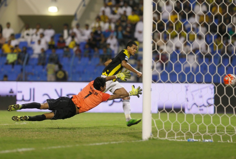 الهلال يطير بالصدارة .. والاتحاد يتعثر