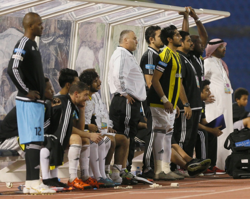 الهلال يطير بالصدارة .. والاتحاد يتعثر