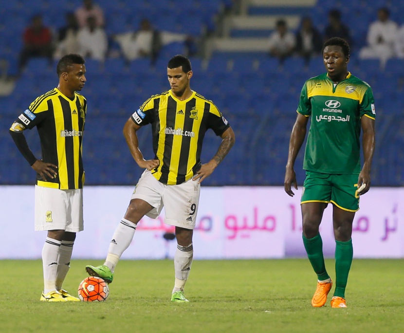 الهلال يطير بالصدارة .. والاتحاد يتعثر
