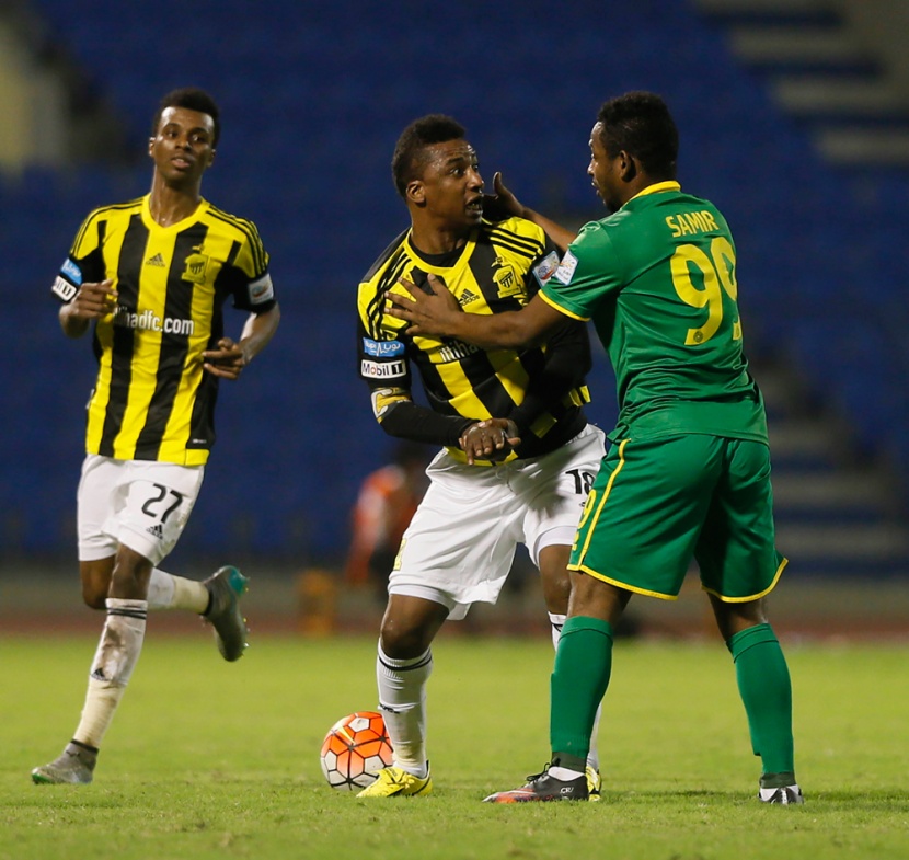 الهلال يطير بالصدارة .. والاتحاد يتعثر