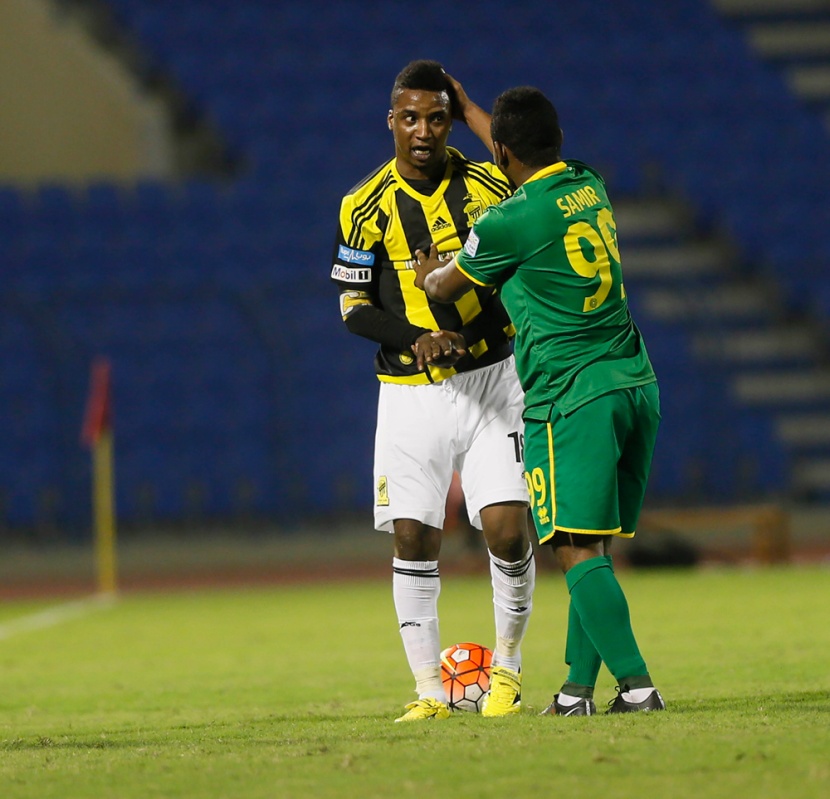 الهلال يطير بالصدارة .. والاتحاد يتعثر