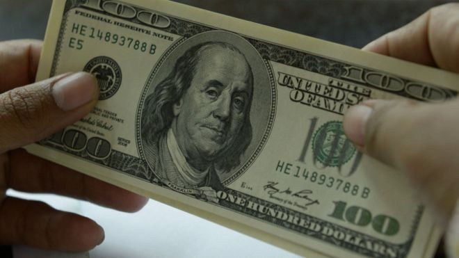 الدولار يقفز لأعلى مستوى في 8 أشهر مع تراجع اليورو والفرنك