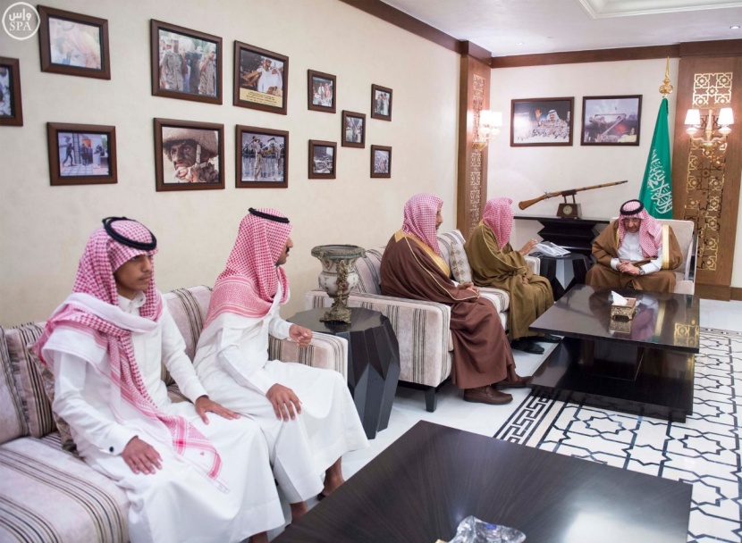 ولي العهد يستقبل مواطن تنازل عن قاتل أبنه