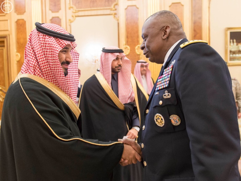 ولي ولي العهد يجتمع بقائد القيادة الوسطى الأمريكية ويبحث معه التعاون العسكري