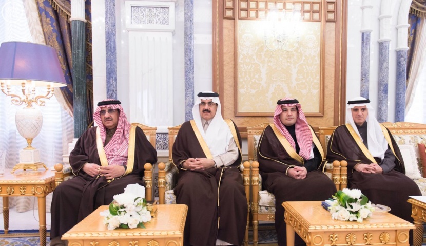 الملك يستعرض جدول القمة الخليجية مع أمين عام المجلس