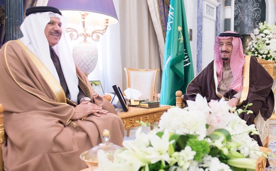 الملك يستعرض جدول القمة الخليجية مع أمين عام المجلس