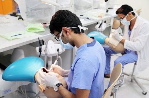 أطباء الأسنان ينصحون بوضع السن المخلوع في حليب بارد حتى يمكن إعادة زرعه