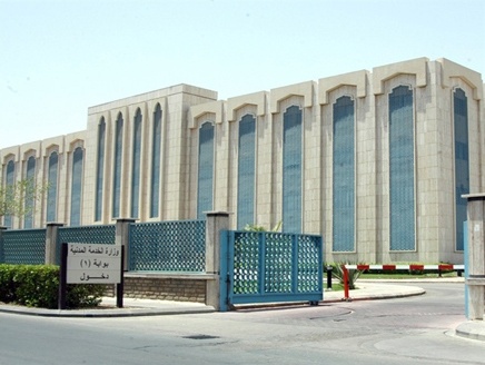 الخدمة المدنية : يصرف للموظف المنقول داخلياً راتب شهرين