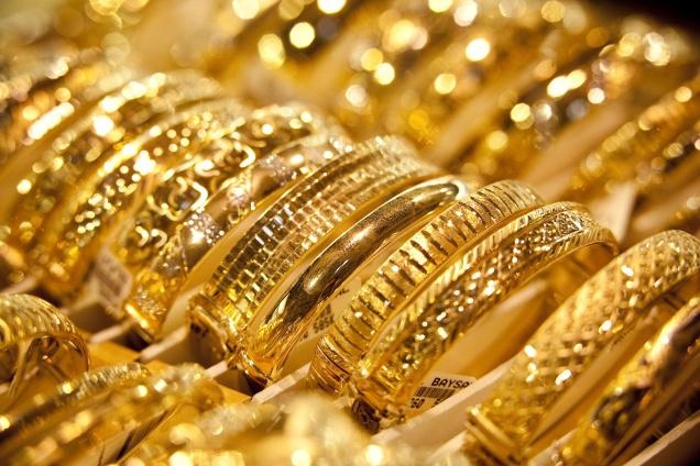 الذهب يتراجع بفعل انتعاش الدولار وتوقع رفع الفائدة الأمريكية