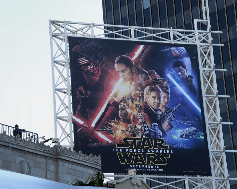 "هوليوود" تستعد لعرض فيلم "حرب النجوم" الجديد اليوم