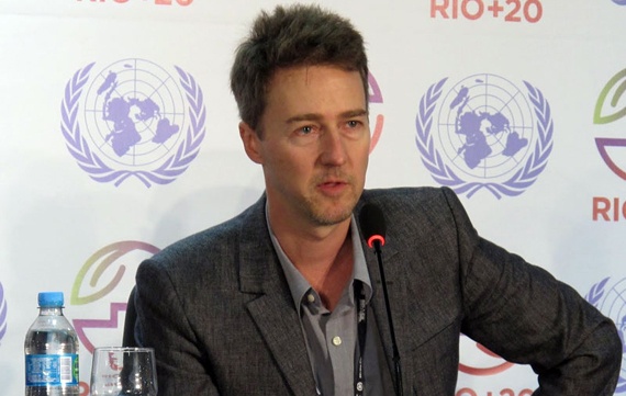 نورتن يجمع 425 ألف دولار للاجئ سوري قرأ قصته على الإنترنت