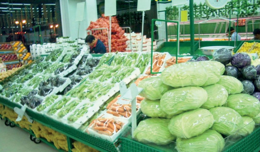 عمالة سائبة وسهولة هروبها .. أبرز مخالفات سوق الخضار والفواكه في جدة