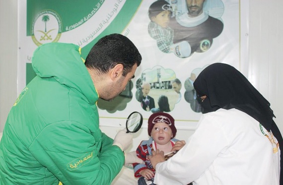 «نصرة الأشقاء» توزع أكثر من 257 ألف قطعة شتوية على اللاجئين السوريين