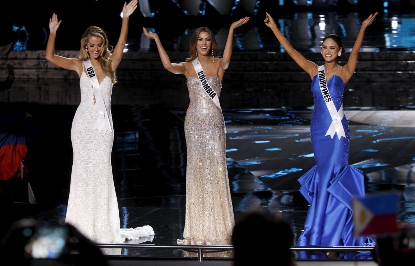 خطأ مذيع يحرم "ملكة جمال الكون" من الفرحة دقائق معدودة