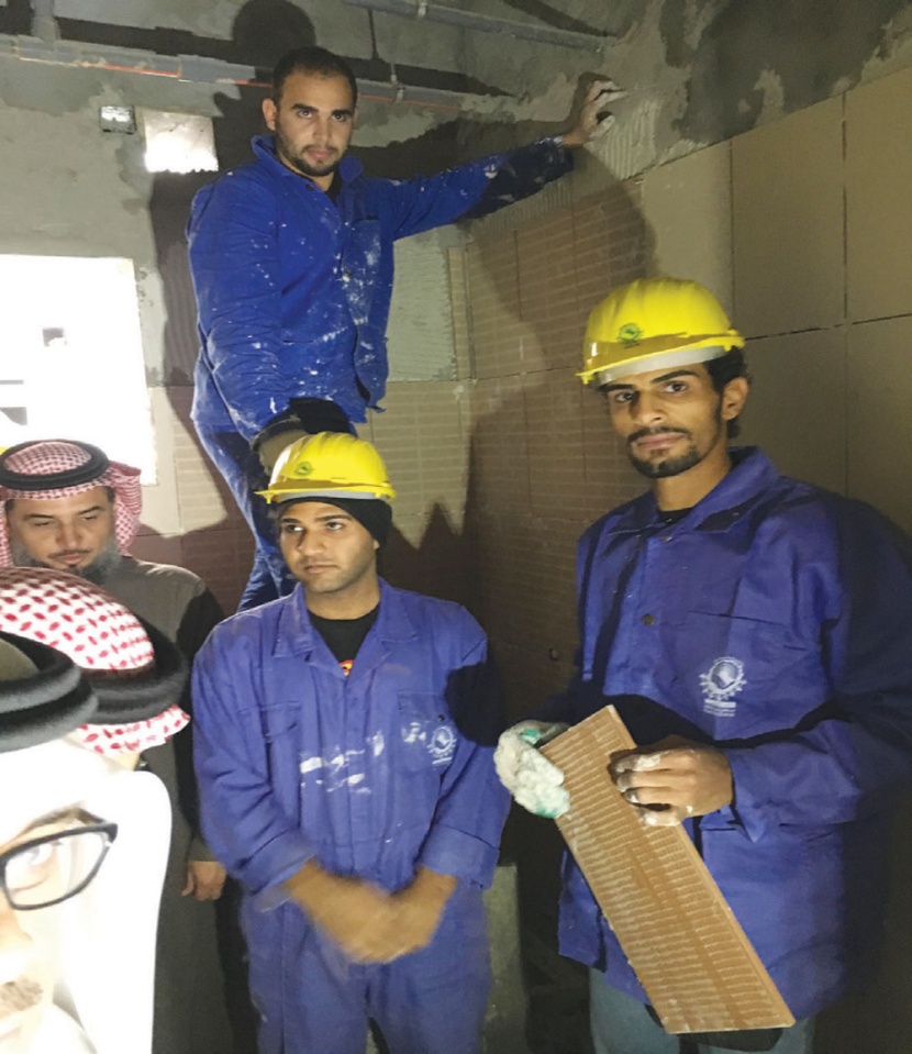 300 شاب سعودي ينخرطون 
في مهن النجارة واللياسة بـ «الشرقية»