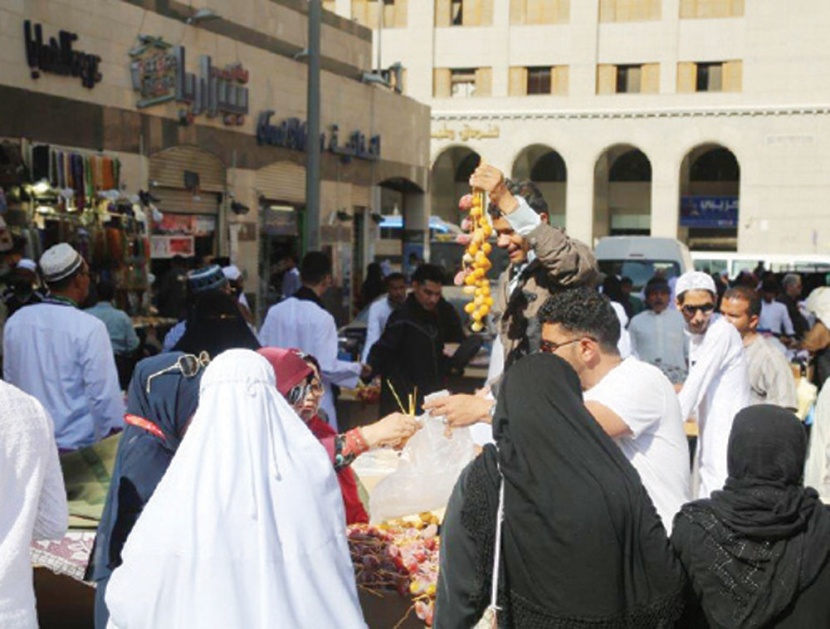 «البسطات العشوائية».. جاذبة للبيع وبيئة خصبة لانتقال الأمراض