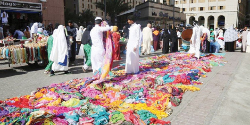 «البسطات العشوائية».. جاذبة للبيع وبيئة خصبة لانتقال الأمراض