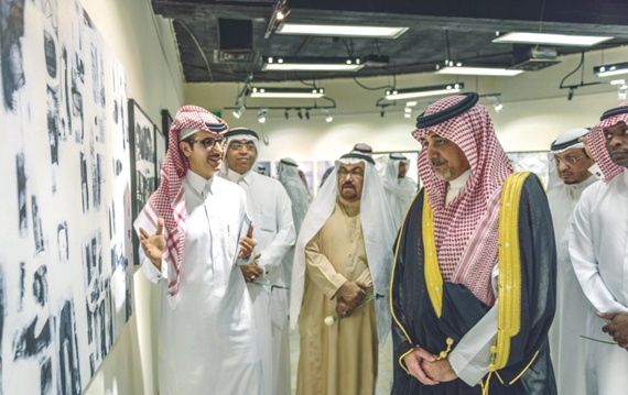 لوحات "الأبيض والأسود" تستقطب متذوقي الفن في جدة