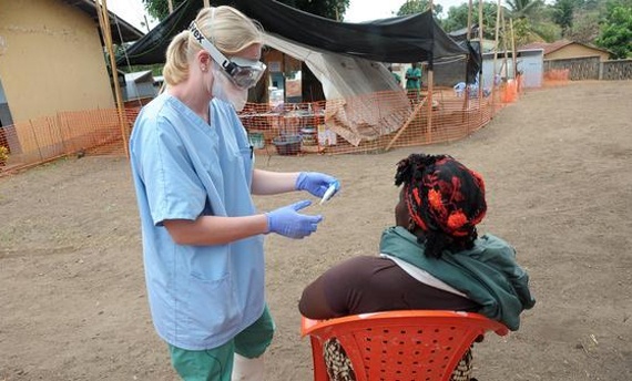 غينيا تعلن خلوها من "إيبولا" الذي قتل 2500 شخص