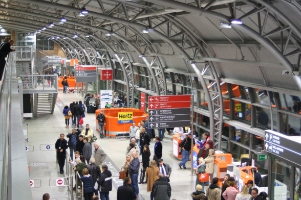 إخلاء مطار بولندي بعد تهديد بوجود قنبلة