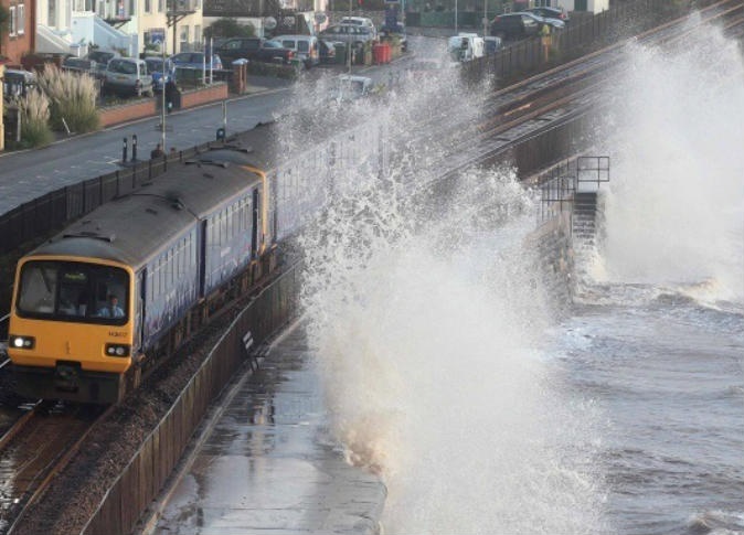 عاصفة "فرانك" تضرب أجزاء من انجلترا وإيرلندا الشمالية