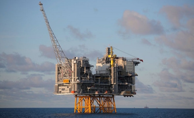 مقتل شخص وإصابة اثنين على متن منصة نفطية نرويجية بسبب الطقس السيء