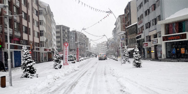 ثلوج كثيفة تضرب اسطنبول وإلغاء مئات الرحلات الجوية