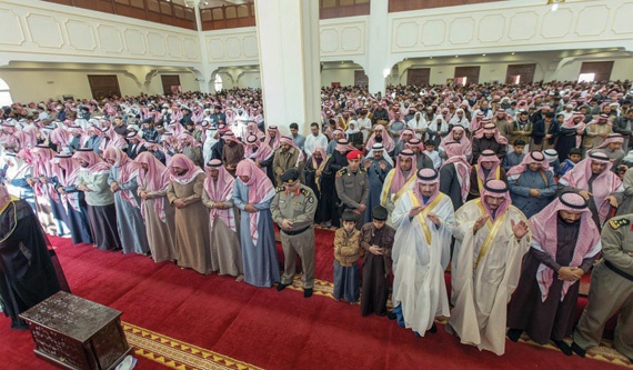 أمير الجوف يؤدي صلاة الميت على شهيد الوطن الرويلي