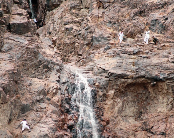 «حوادث الأمطار» .. أزمة وعي أم هشاشة بناء وضعف تصريف؟