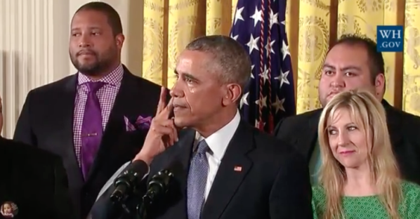 أوباما يبكي خلال حديثه على الإصلاحات الرامية للسيطرة على السلاح