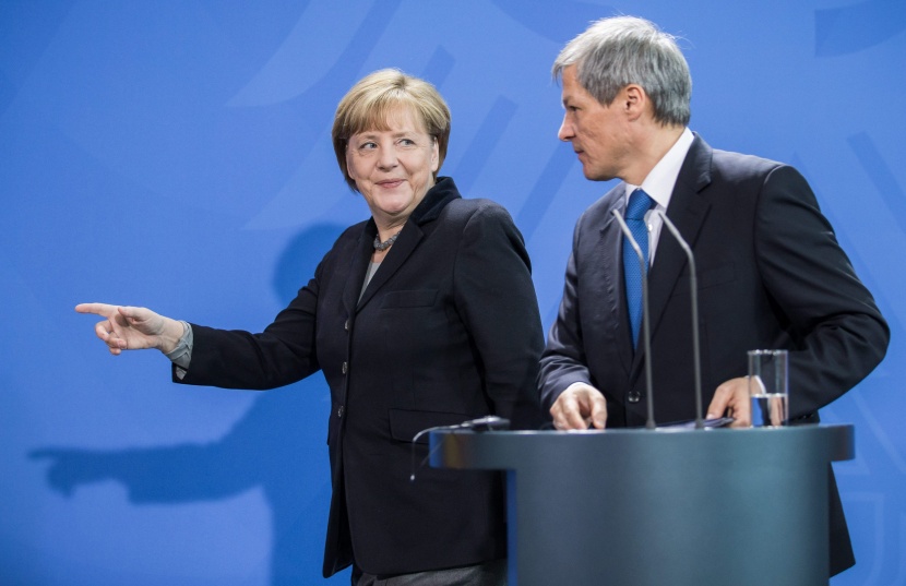 ميركل تطالب بمحاسبة المتحرشين من الرجال بالنساء في كولونيا