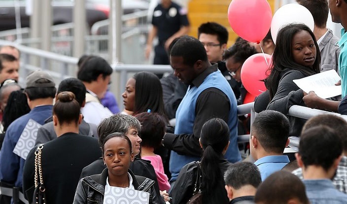 طلبات إعانة البطالة في أمريكا تتراجع من أعلى مستوى في 5 أشهر