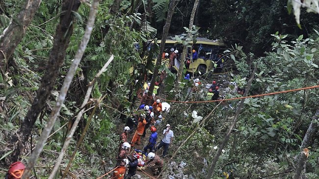 مقتل اثنين من العمال المهاجرين إثر سقوط حافلتهما في مصرف في ماليزيا