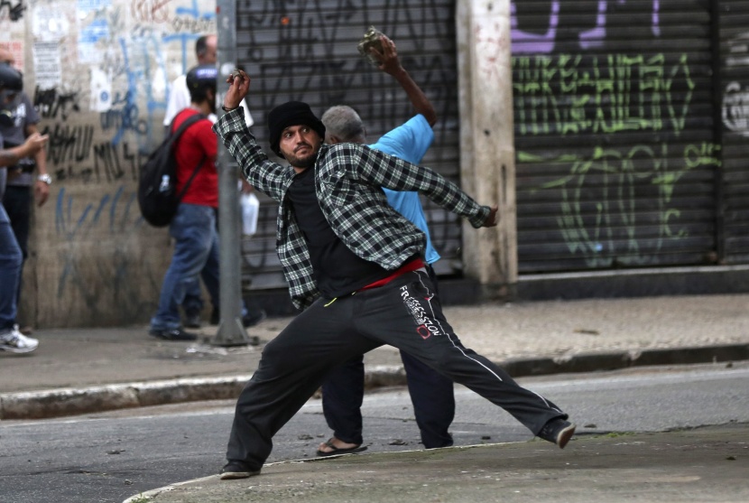 قصة مصورة: أعمال عنف في البرازيل احتجاجا على زيادة أسعار تذاكر المواصلات