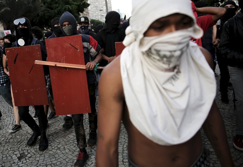 قصة مصورة: أعمال عنف في البرازيل احتجاجا على زيادة أسعار تذاكر المواصلات