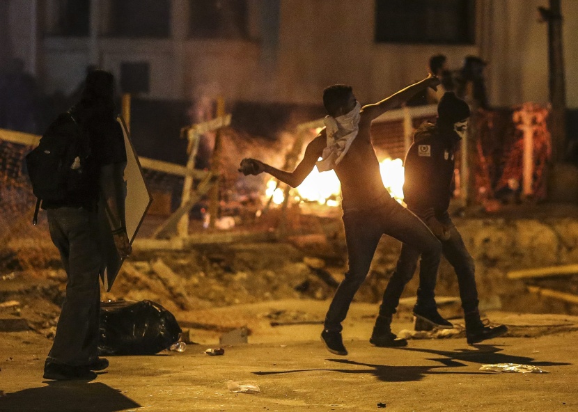 قصة مصورة: أعمال عنف في البرازيل احتجاجا على زيادة أسعار تذاكر المواصلات