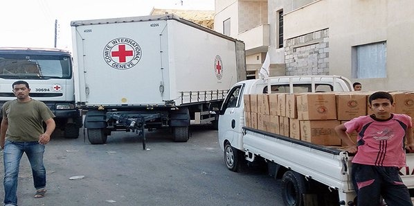 شاحنات إغاثة تدخل بلدة مضايا السورية المحاصرة