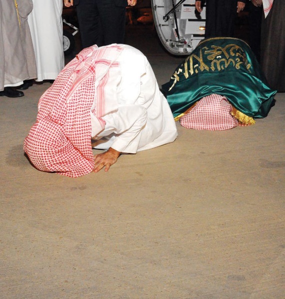 أسرة المعلم الغامدي لـ"الاقتصادية" : والدنا كان يجهش بالبكاء فرحا بعودته للسعودية