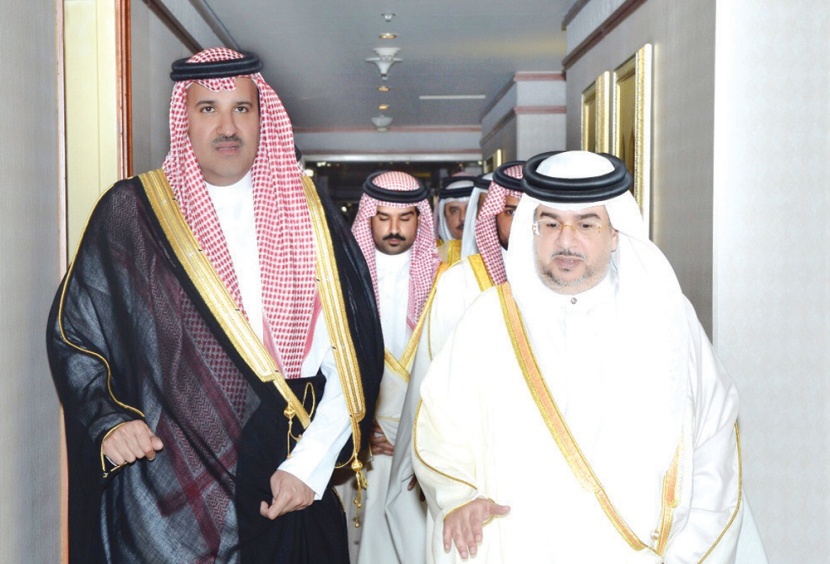 أمير المدينة المنورة يلتقي وزير شؤون الديوان الملكي في البحرين
