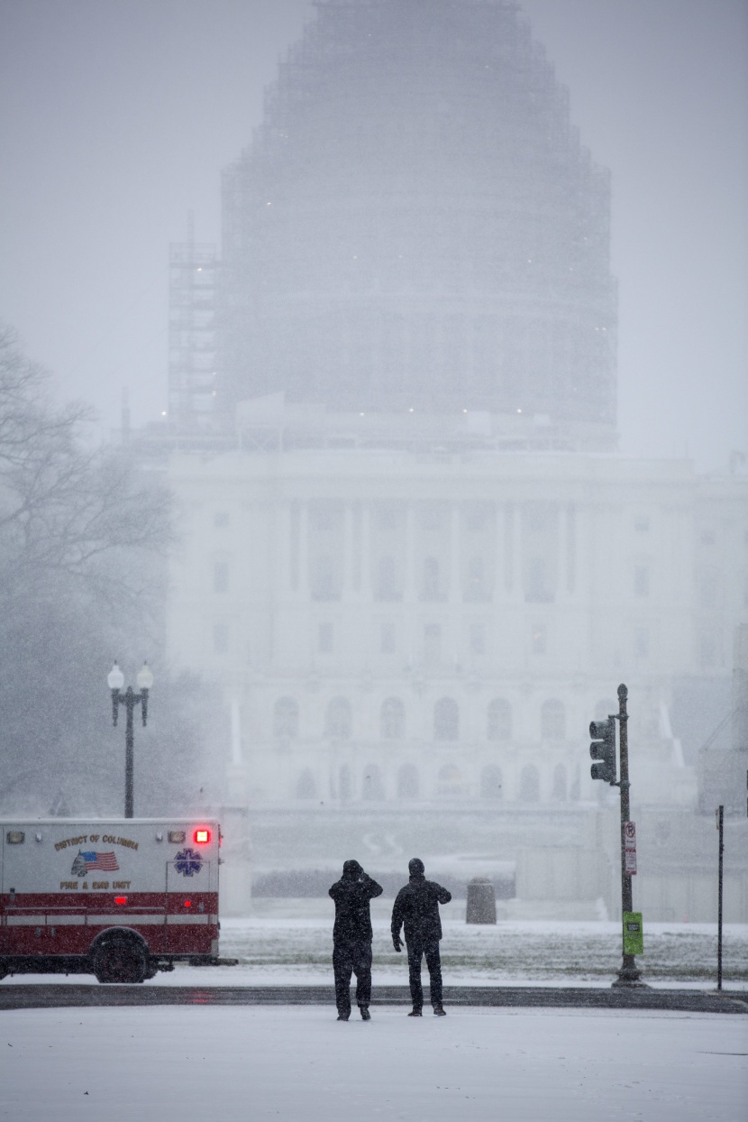 قصة مصورة: عاصفة ثلجية قد تؤدي لتساقط قياسي للثلوج على واشنطن