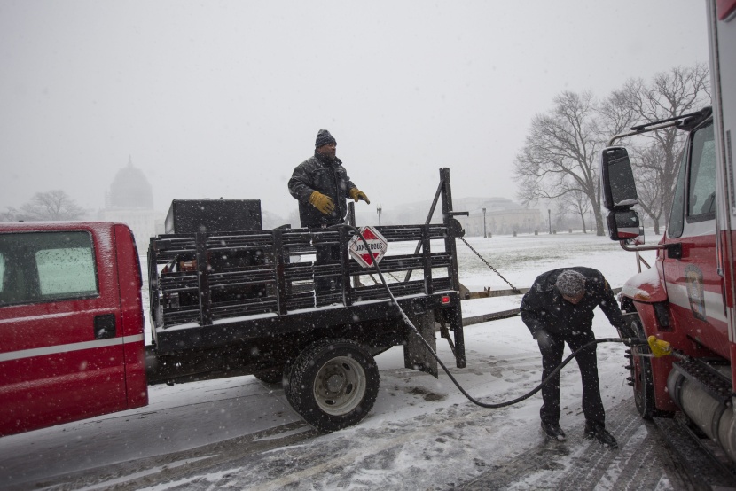قصة مصورة: عاصفة ثلجية قد تؤدي لتساقط قياسي للثلوج على واشنطن