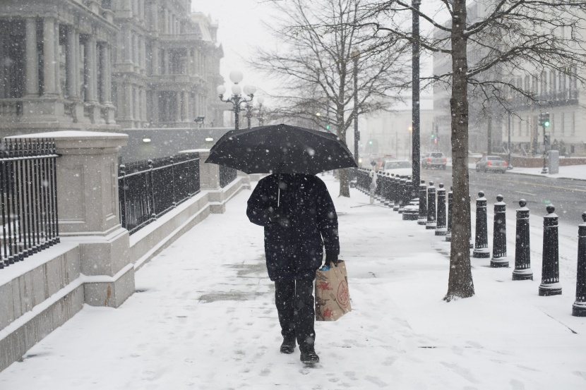 قصة مصورة: عاصفة ثلجية قد تؤدي لتساقط قياسي للثلوج على واشنطن
