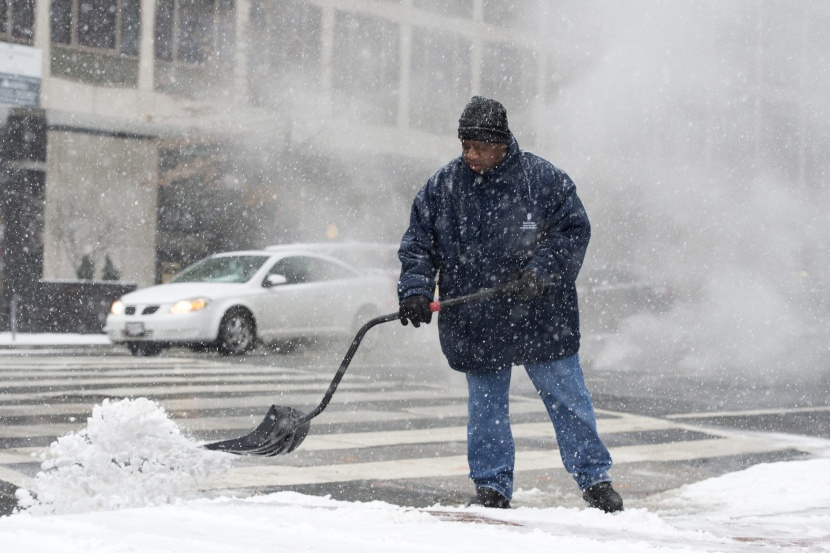 قصة مصورة: عاصفة ثلجية قد تؤدي لتساقط قياسي للثلوج على واشنطن