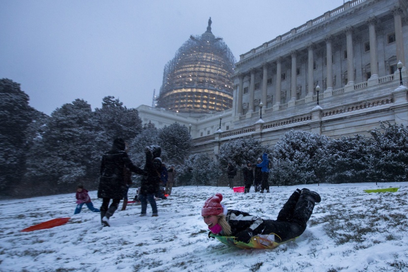 قصة مصورة: عاصفة ثلجية قد تؤدي لتساقط قياسي للثلوج على واشنطن