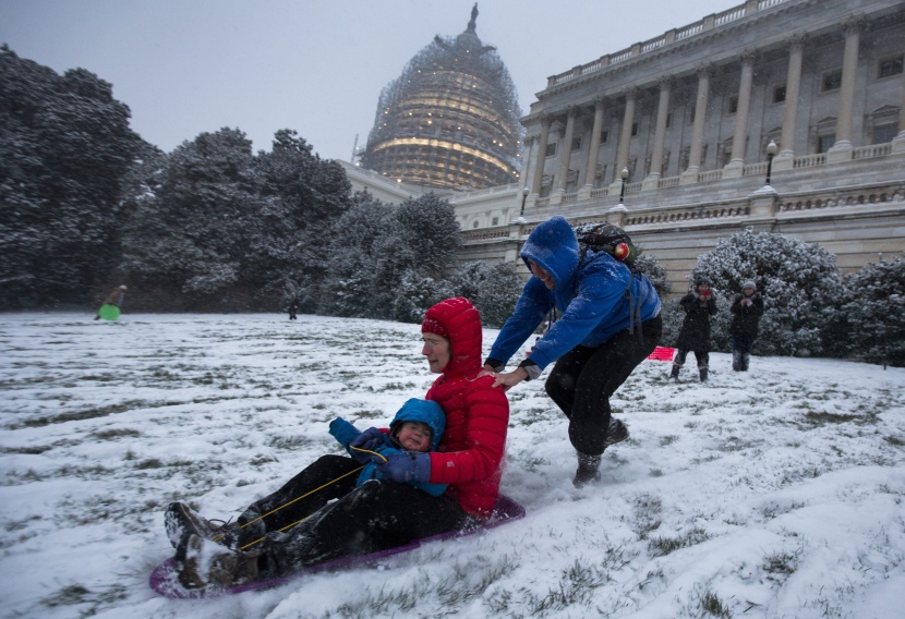 قصة مصورة: عاصفة ثلجية قد تؤدي لتساقط قياسي للثلوج على واشنطن