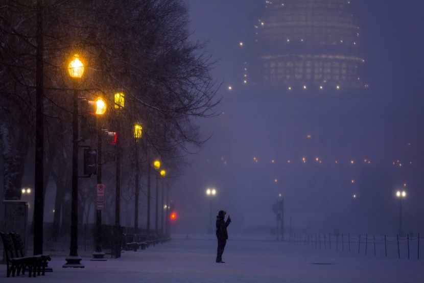 قصة مصورة: عاصفة ثلجية قد تؤدي لتساقط قياسي للثلوج على واشنطن