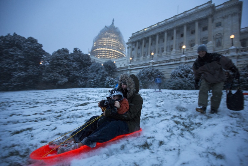 قصة مصورة: عاصفة ثلجية قد تؤدي لتساقط قياسي للثلوج على واشنطن