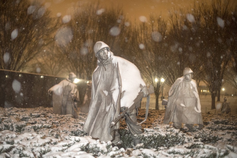 قصة مصورة: عاصفة ثلجية قد تؤدي لتساقط قياسي للثلوج على واشنطن